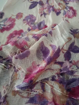 Pañuelo estampado floral morado y rosa