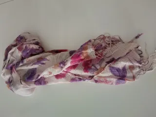 Pañuelo estampado floral morado y rosa