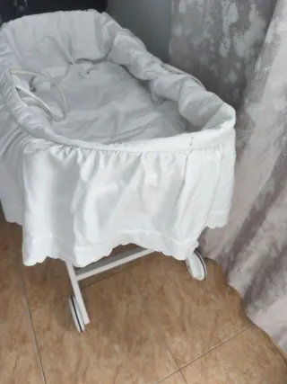 Cuna moisés blanca con ruedas