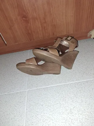 Sandalias piel tacón cuña camel y oro