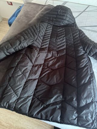 Abrigo reversible negro con capucha