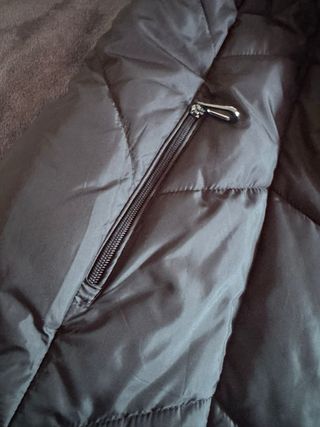 Abrigo reversible negro con capucha