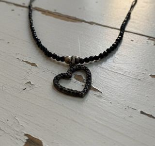 Collar espinelas negras corazón plata