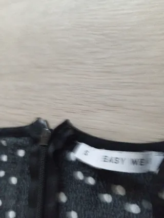 Vestido negro con lunares blancos