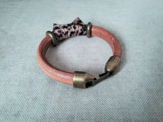 Pulsera de cuero con estampado animal