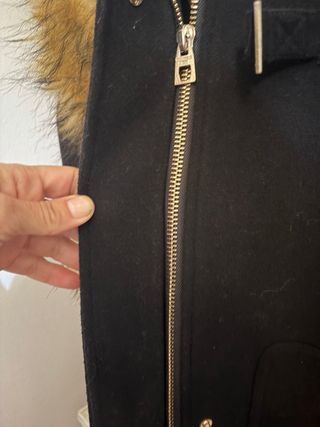 Trenca Pull & Bear negra con capucha pelo