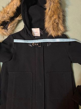 Trenca Pull & Bear negra con capucha pelo