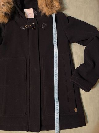 Trenca Pull & Bear negra con capucha pelo