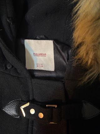 Trenca Pull & Bear negra con capucha pelo