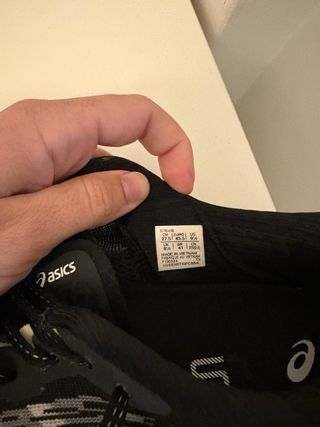 Zapatillas Asics Novablast 3 Negras y Blancas