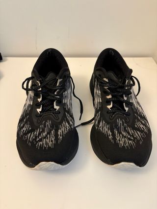 Zapatillas Asics Novablast 3 Negras y Blancas