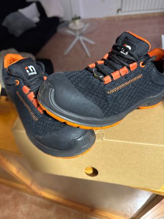 Zapatillas de seguridad negras y naranjas