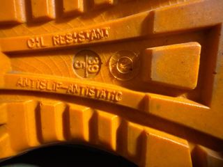 Zapatillas de seguridad negras y naranjas