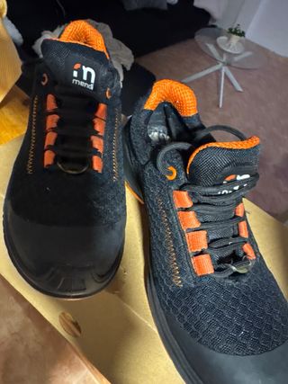 Zapatillas de seguridad negras y naranjas