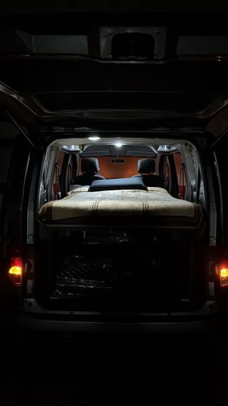 Cama para furgoneta montada en Nissan NV200 camper