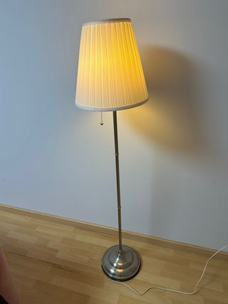 Lámpara de pie beige y plateada