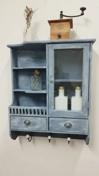 Alacena azul de madera con puerta de cristal