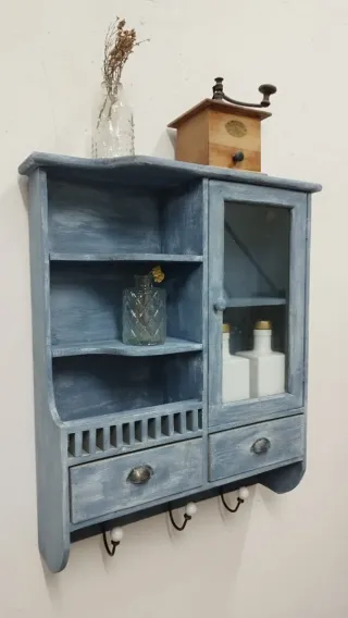 Alacena azul de madera con puerta de cristal