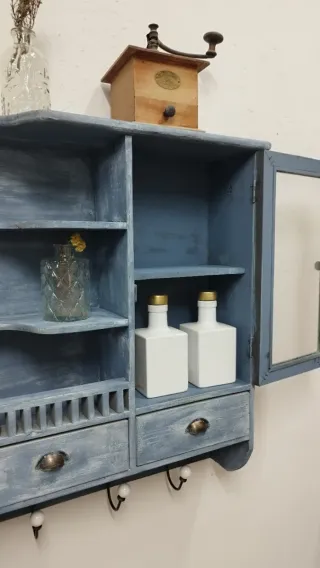Alacena azul de madera con puerta de cristal
