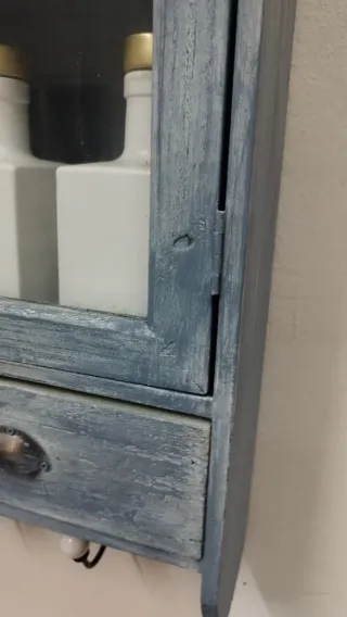 Alacena azul de madera con puerta de cristal