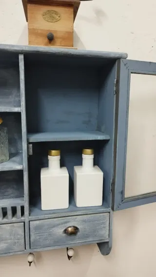 Alacena azul de madera con puerta de cristal