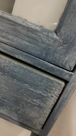 Alacena azul de madera con puerta de cristal