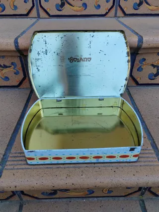 Caja metálica antigua.