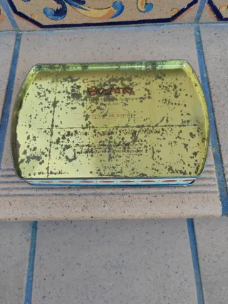 Caja metálica antigua.