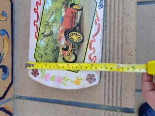 Caja metálica antigua.