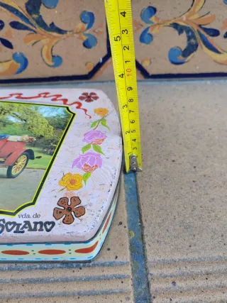 Caja metálica antigua.