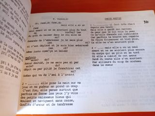 Libro artesano de canciones en francés.