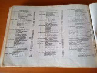 Libro artesano de canciones en francés.