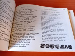 Libro artesano de canciones en francés.