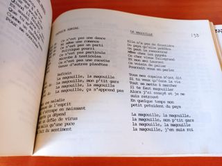 Libro artesano de canciones en francés.