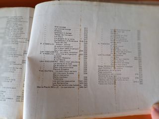 Libro artesano de canciones en francés.