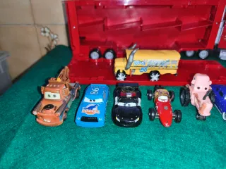Coches de Cars - Camión Mack y 11 coches.