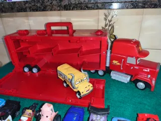 Coches de Cars - Camión Mack y 11 coches.