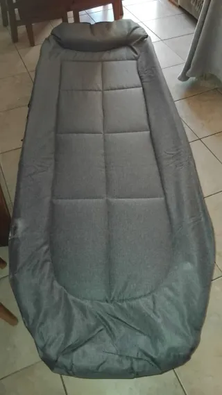 Tumbona plegable gris y negra