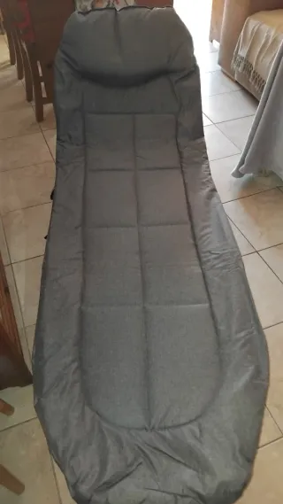 Tumbona plegable gris y negra