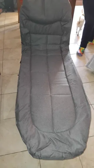 Tumbona plegable gris y negra