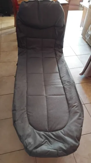 Tumbona plegable gris y negra