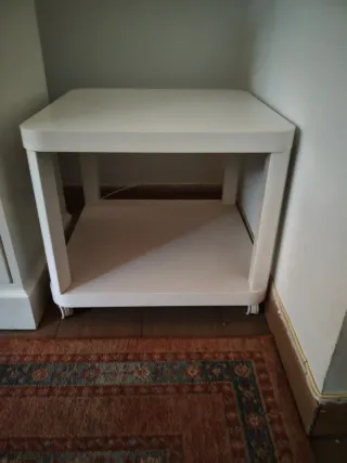 Mesita auxiliar blanca con ruedas