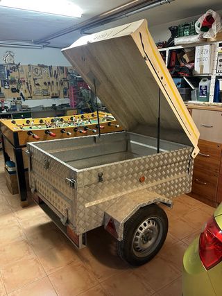 Remolque ligero con tapa rígida de 400kg de MMA