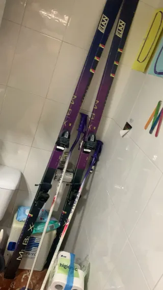 Esquís Elan MRX con bastones