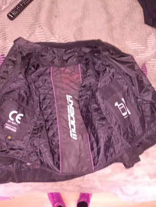 Chaqueta de moto Modéka negra y rosa