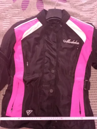 Chaqueta de moto Modéka negra y rosa