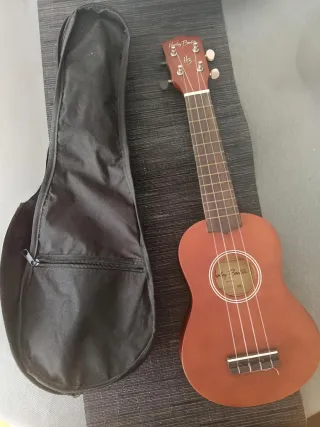 Ukelele Soprano Harley Benton + Funda
