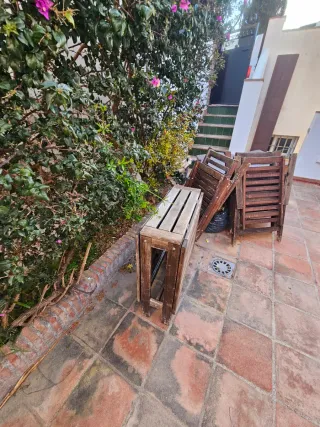 Mesa y sillas de jardín de madera para restaurar