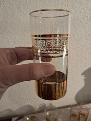 Juego de copas y vasos dorados