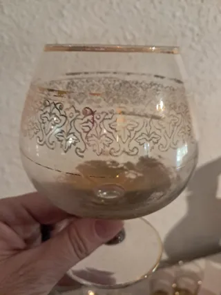 Juego de copas y vasos dorados